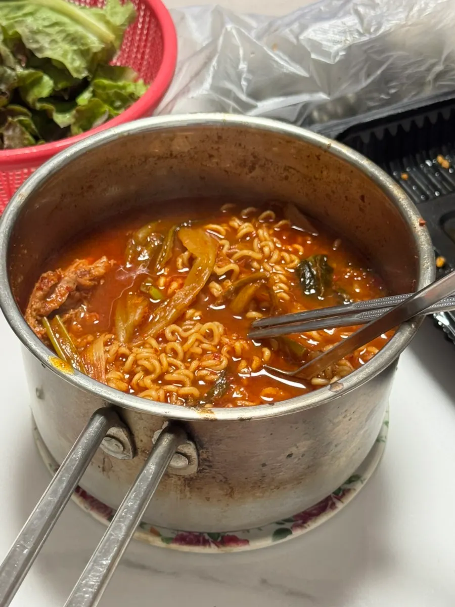 라면사리 넣고 끓인 서비스 감자탕