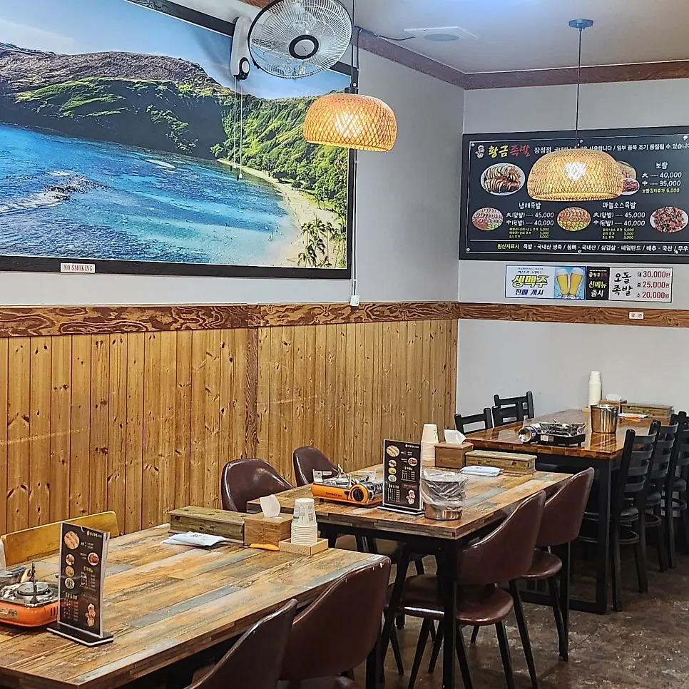 Interior seating at Hwanggeum Jokbal Jangseong Branch