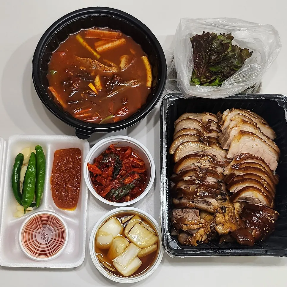 Takeout bag with picked-up jokbal