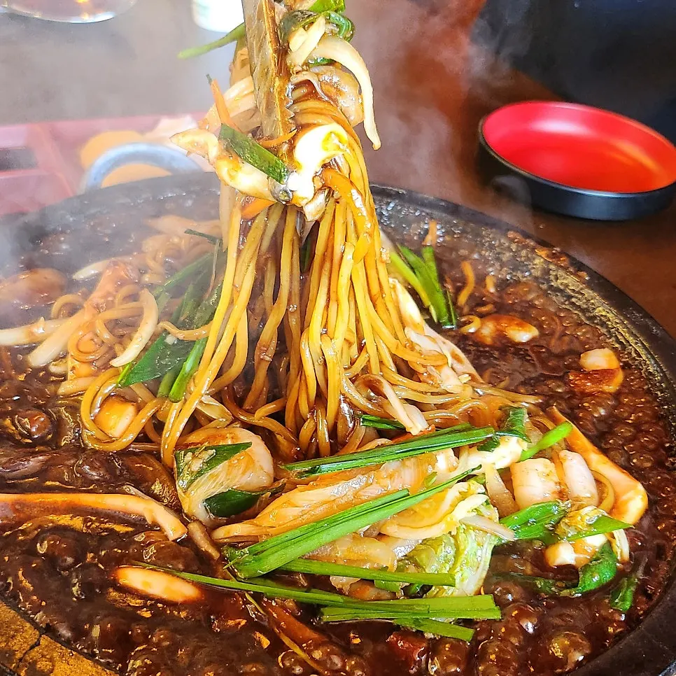 Stone-plate seafood jjajang bubbling hot