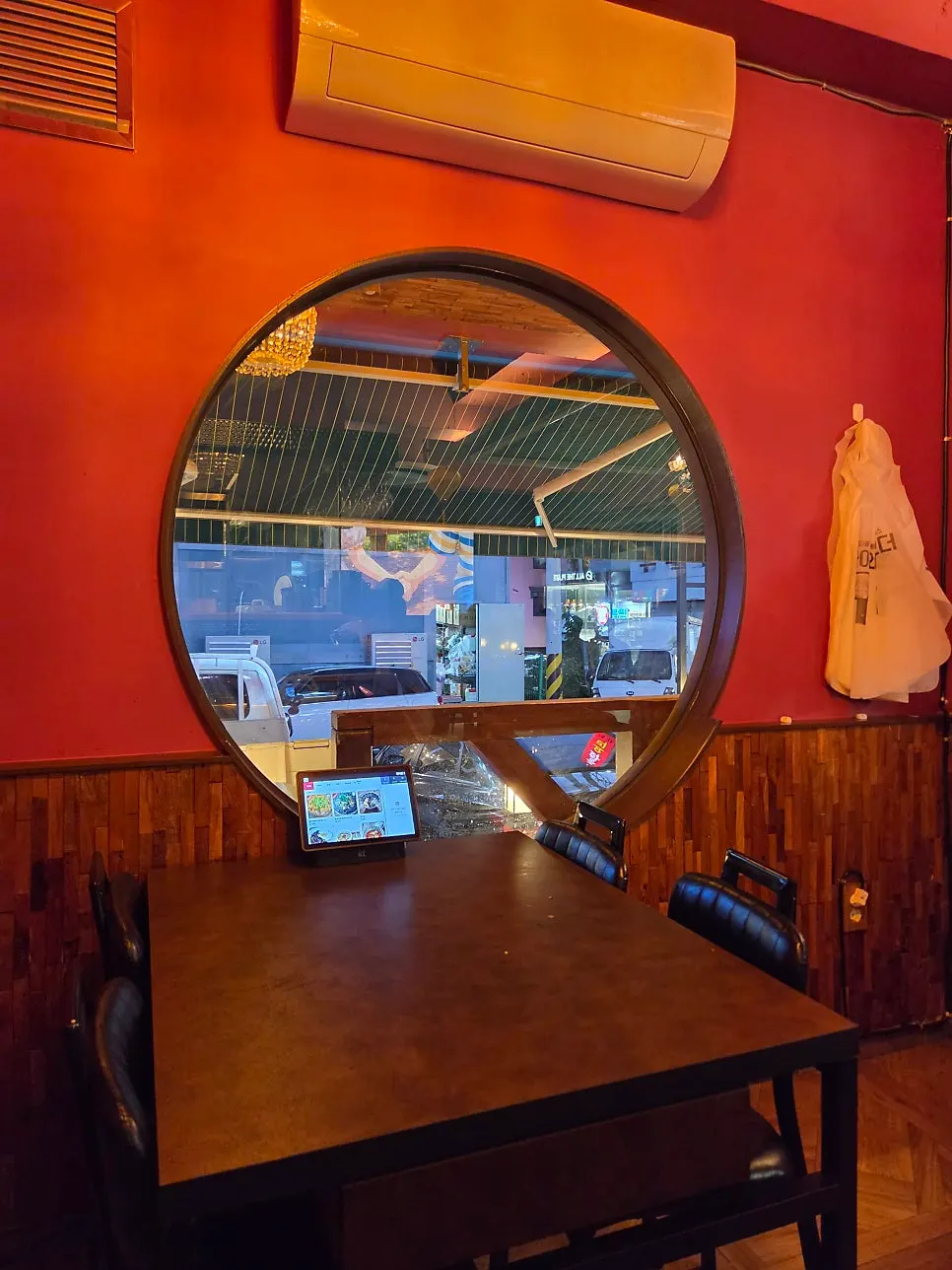Hall table seating at Hwamok Restaurant Gaekjan
