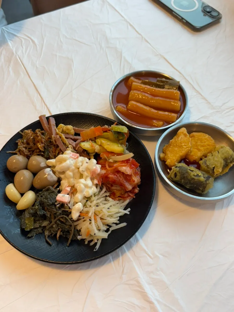퐝물회 셀프바 반찬과 떡볶이