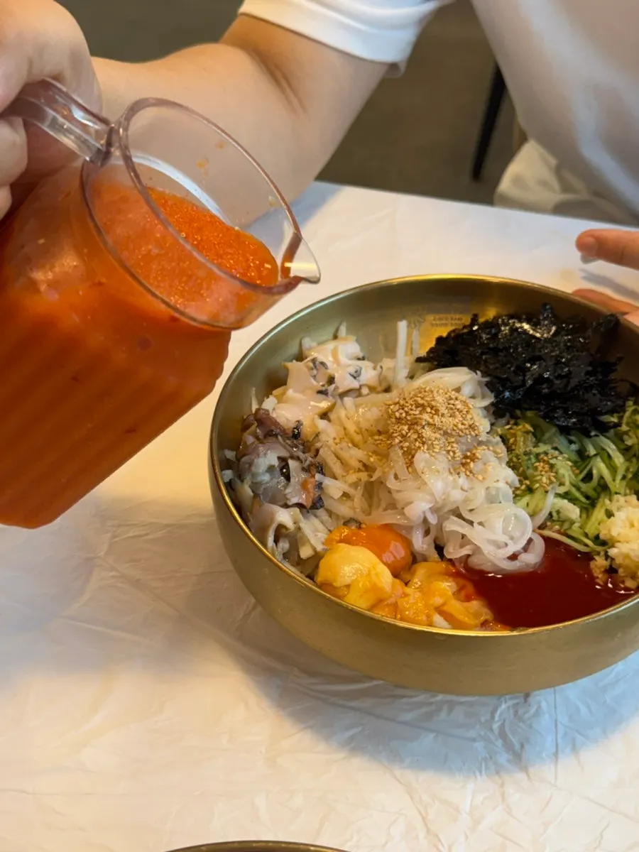 병에 담겨 나온 살얼음 물회 육수