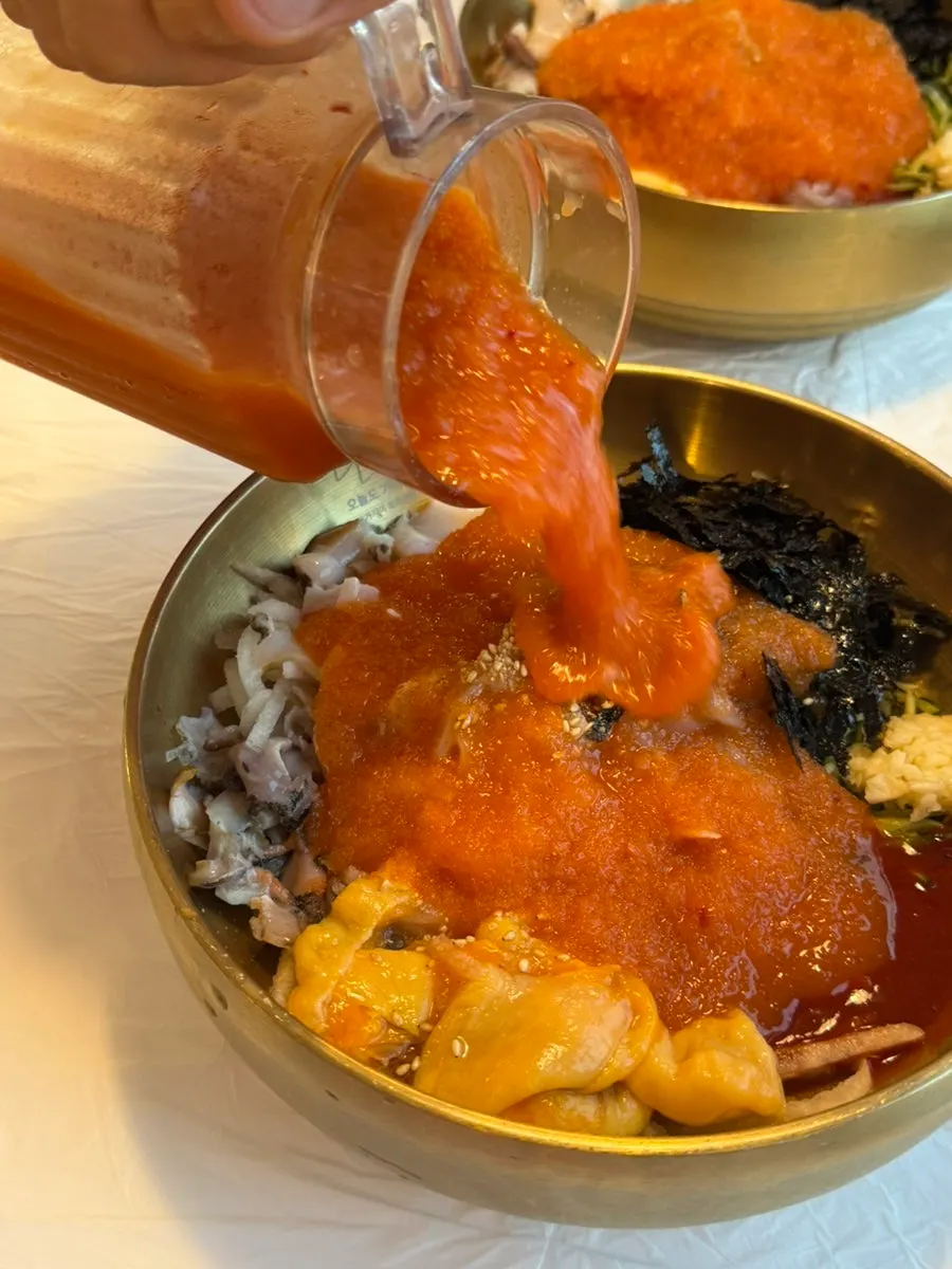 살얼음 육수를 부은 물회 그릇