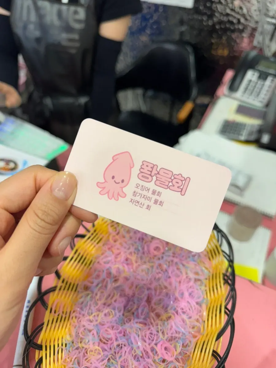 물회와 오징어숙회, 셀프바 반찬이 함께 놓인 상차림
