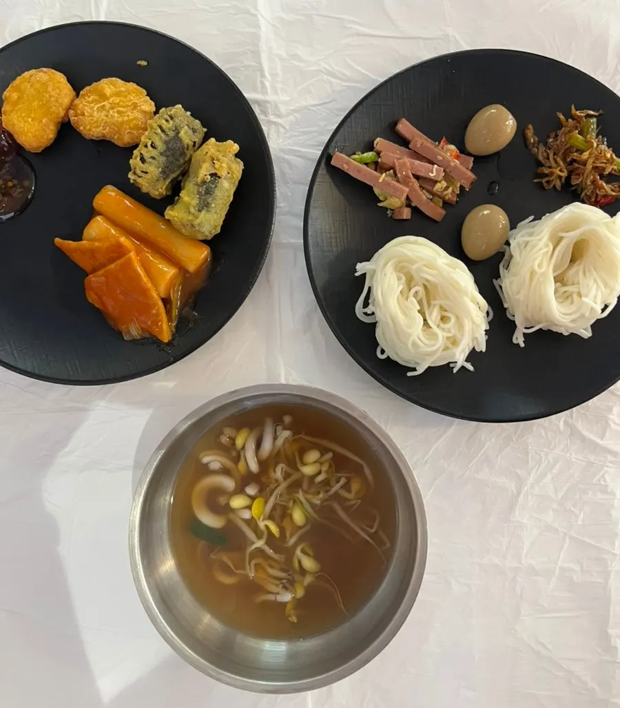 밑반찬이 차려진 테이블