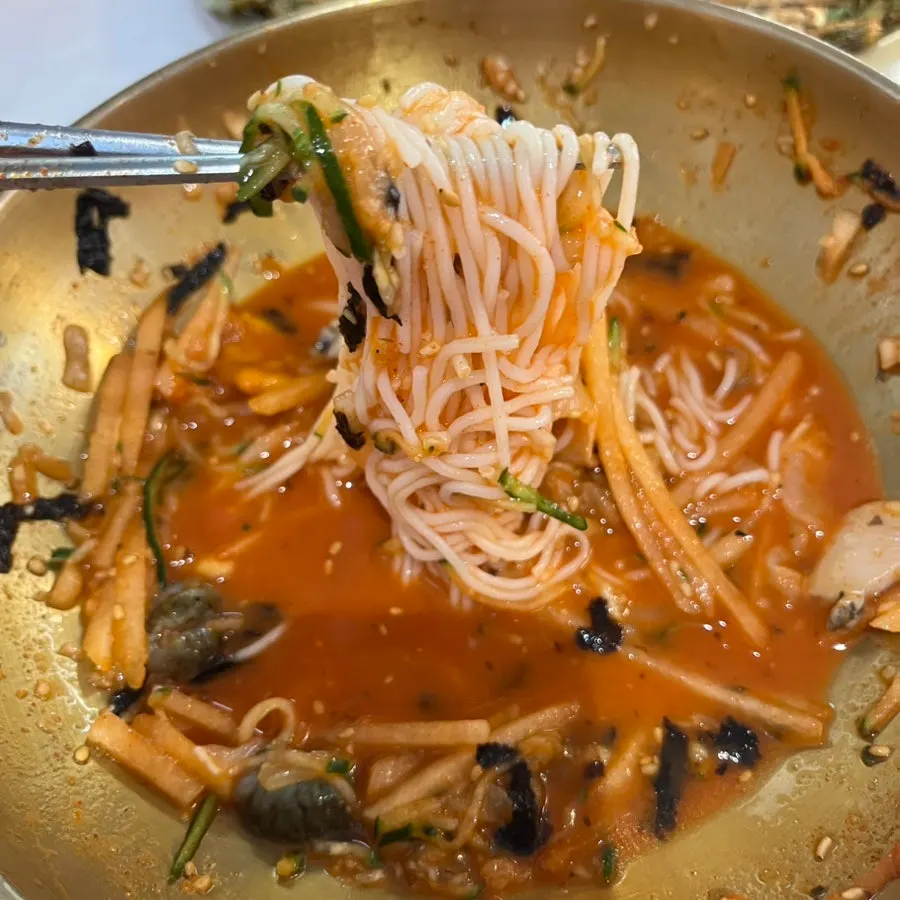 살얼음 육수를 부은 물회