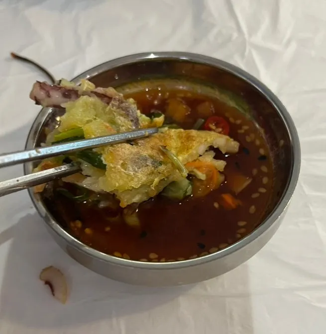 오징어가 박힌 노릇한 오징어파전