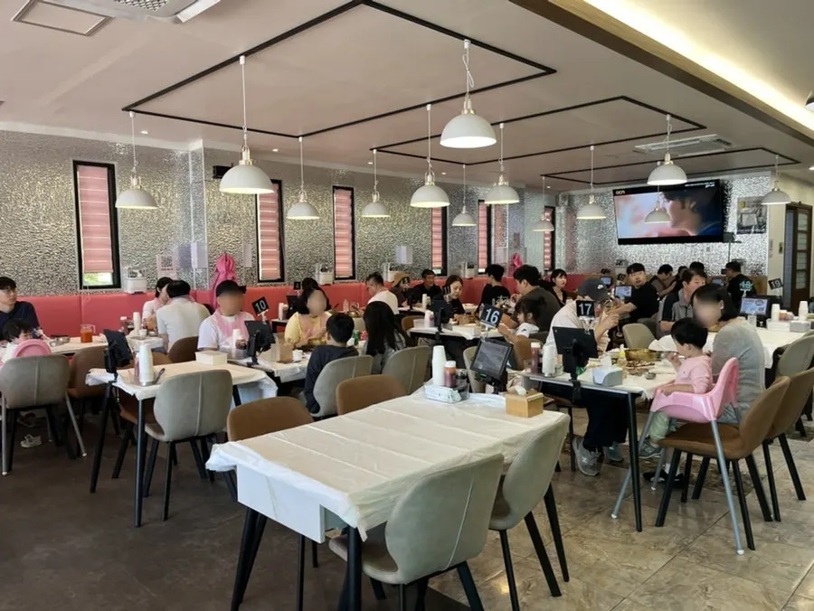 양념간장에 찍은 오징어파전 한 조각