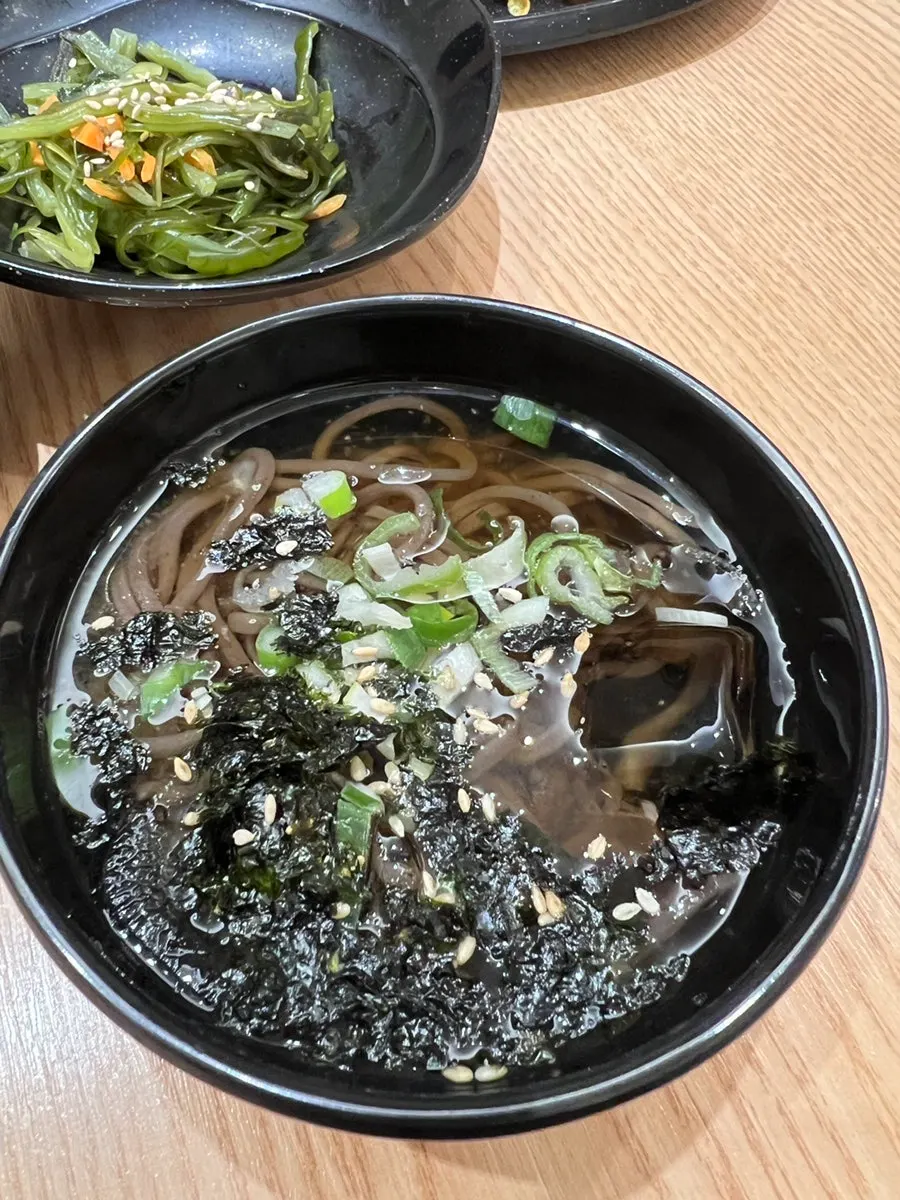 Bulgogi, miyeok muchim and other side dishes