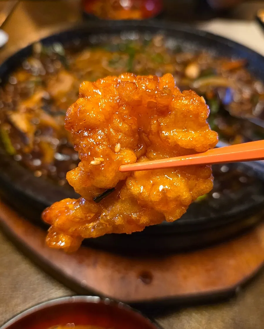 Mini kkanpung shrimp picked up with chopsticks