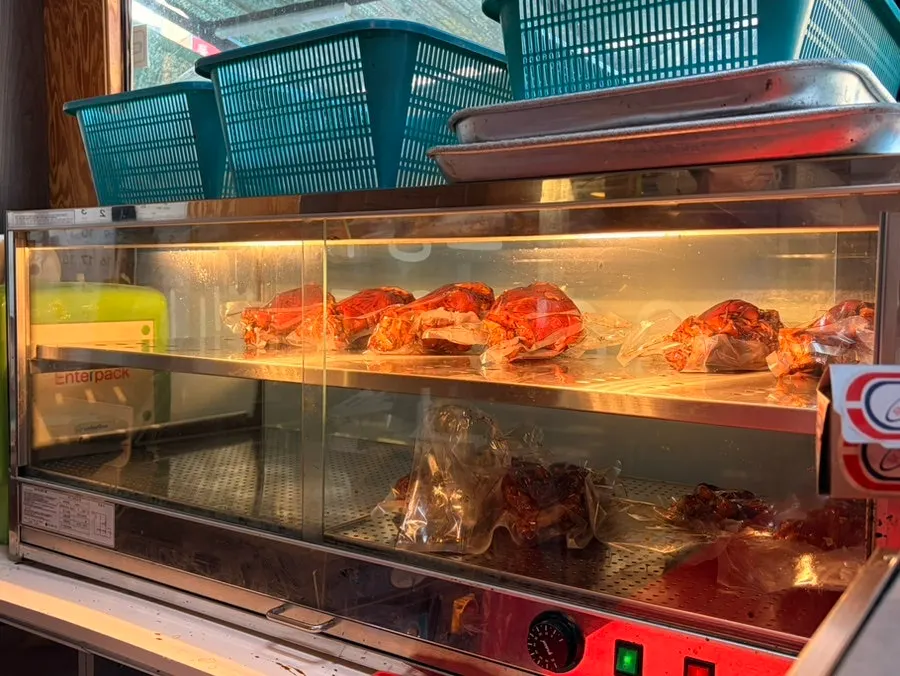 Vacuum-packed jokbal being kept warm