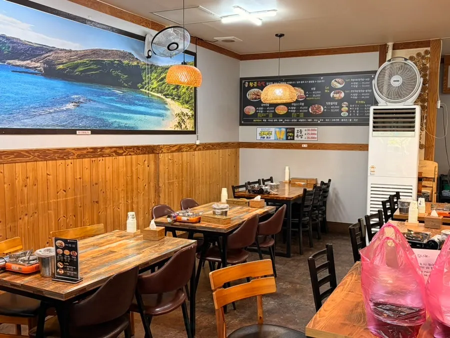 Dining hall with multiple tables at Hwanggeum Jokbal Jangseong Branch