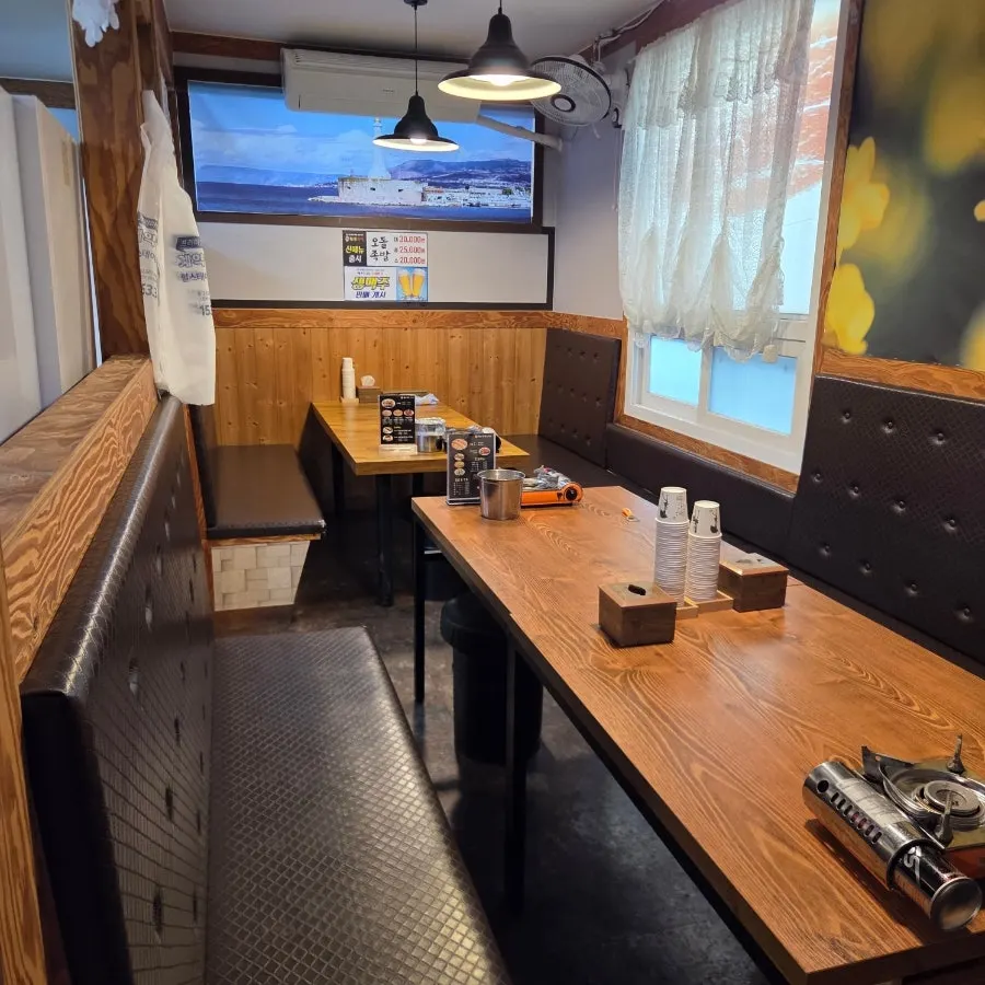 Dining-room seating at Hwanggeum Jokbal Jangseong Branch