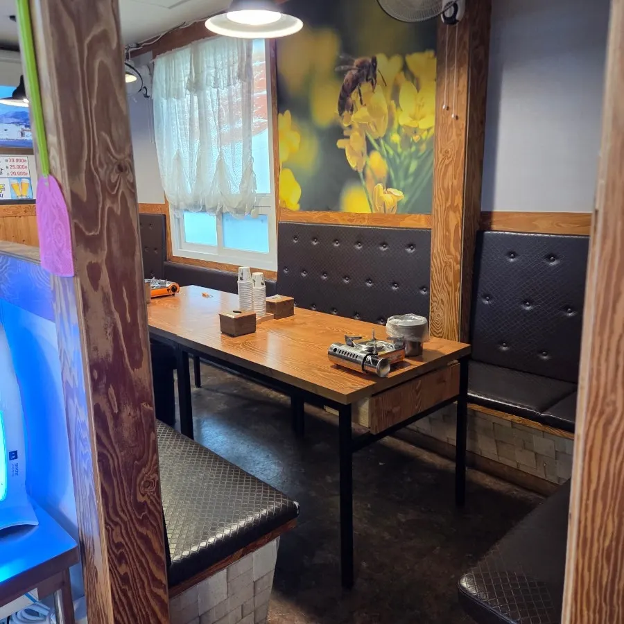 Spacious dining room at Hwanggeum Jokbal Jangseong Branch