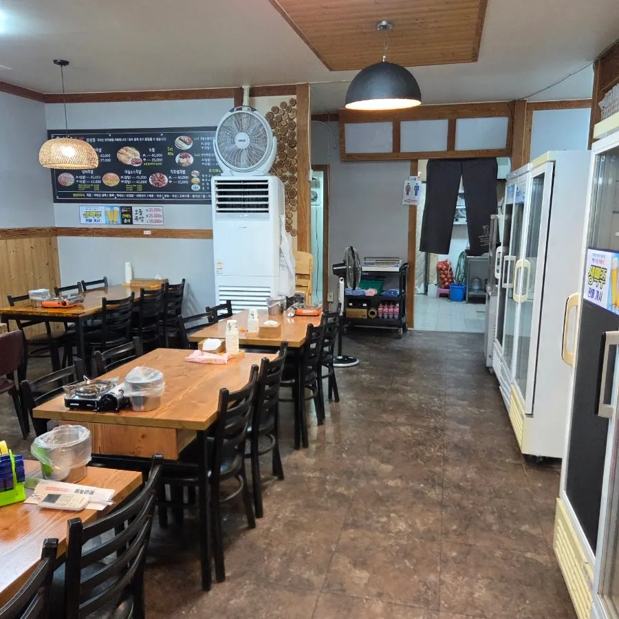 Group dining area at Hwanggeum Jokbal Jangseong Branch