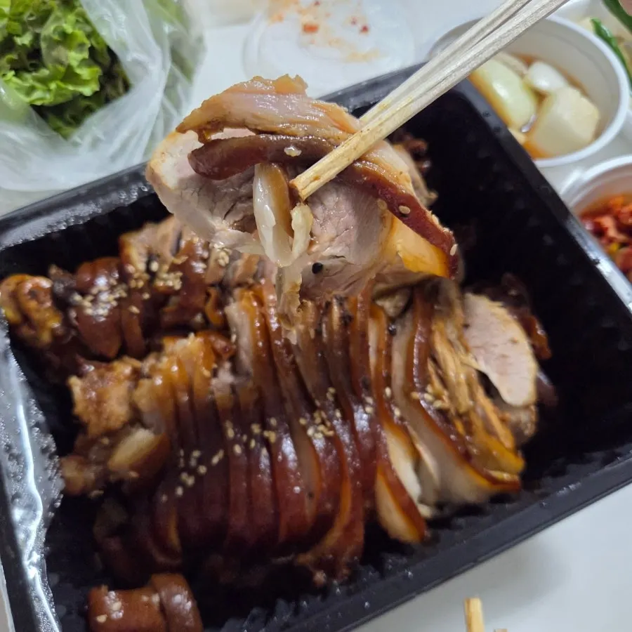 Side dishes and sauces in the jokbal takeaway set