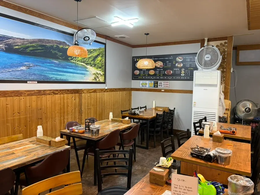 Interior of Hwanggeum Jokbal Jangseong Branch with tables
