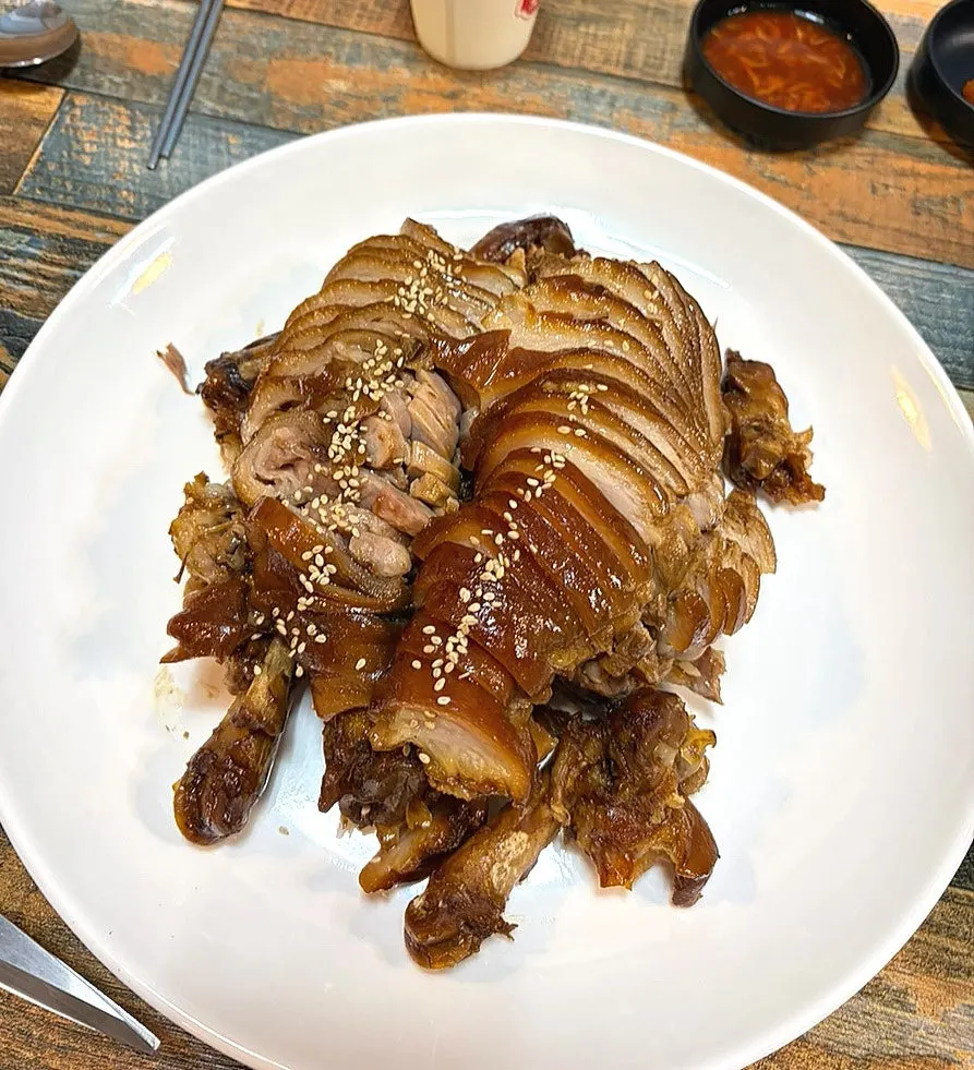 Full table setting with king-size front-leg jokbal