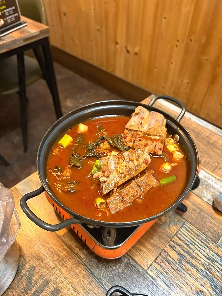 Generous plate of king-size jokbal