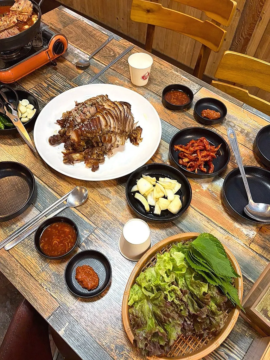 Wrap vegetables with pickled radish and pickled onion side dishes
