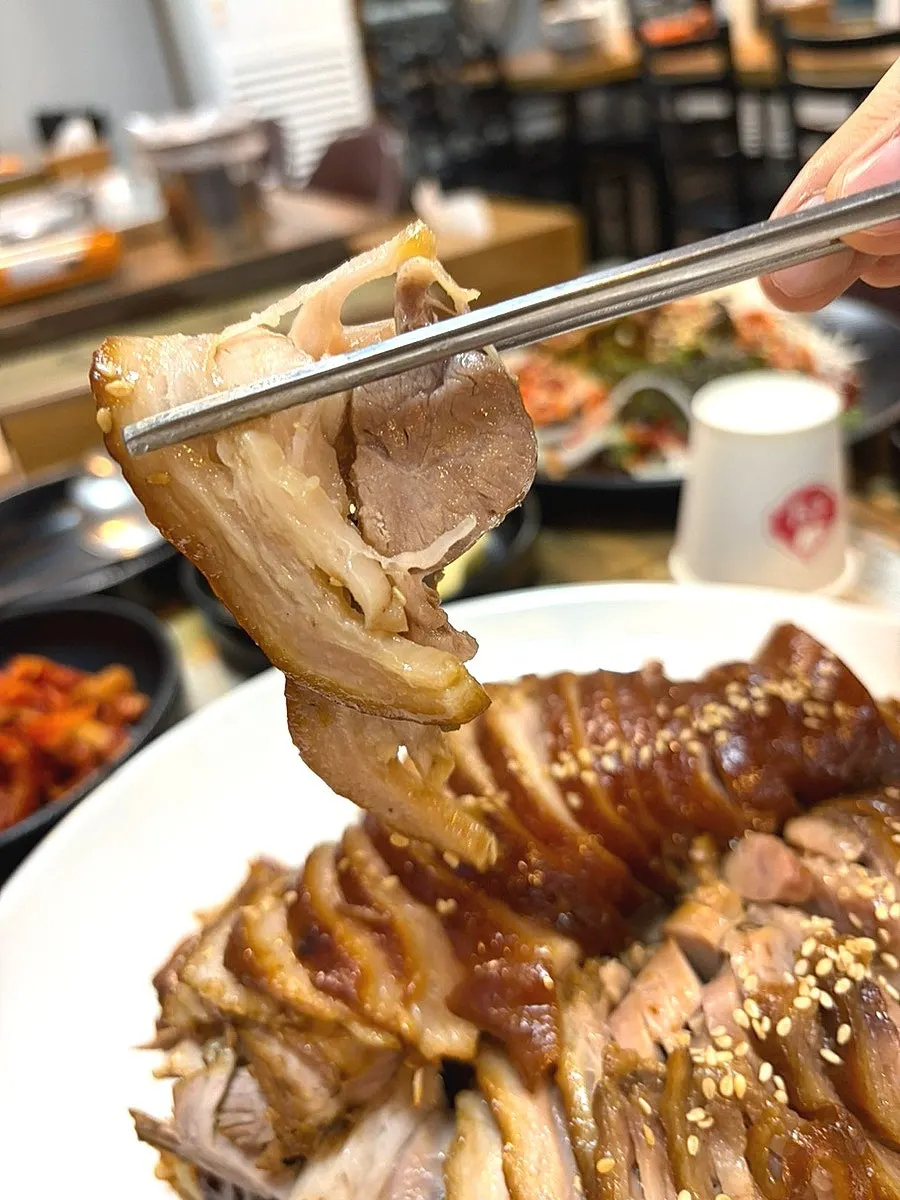 Thick-sliced domestic chilled pork jokbal