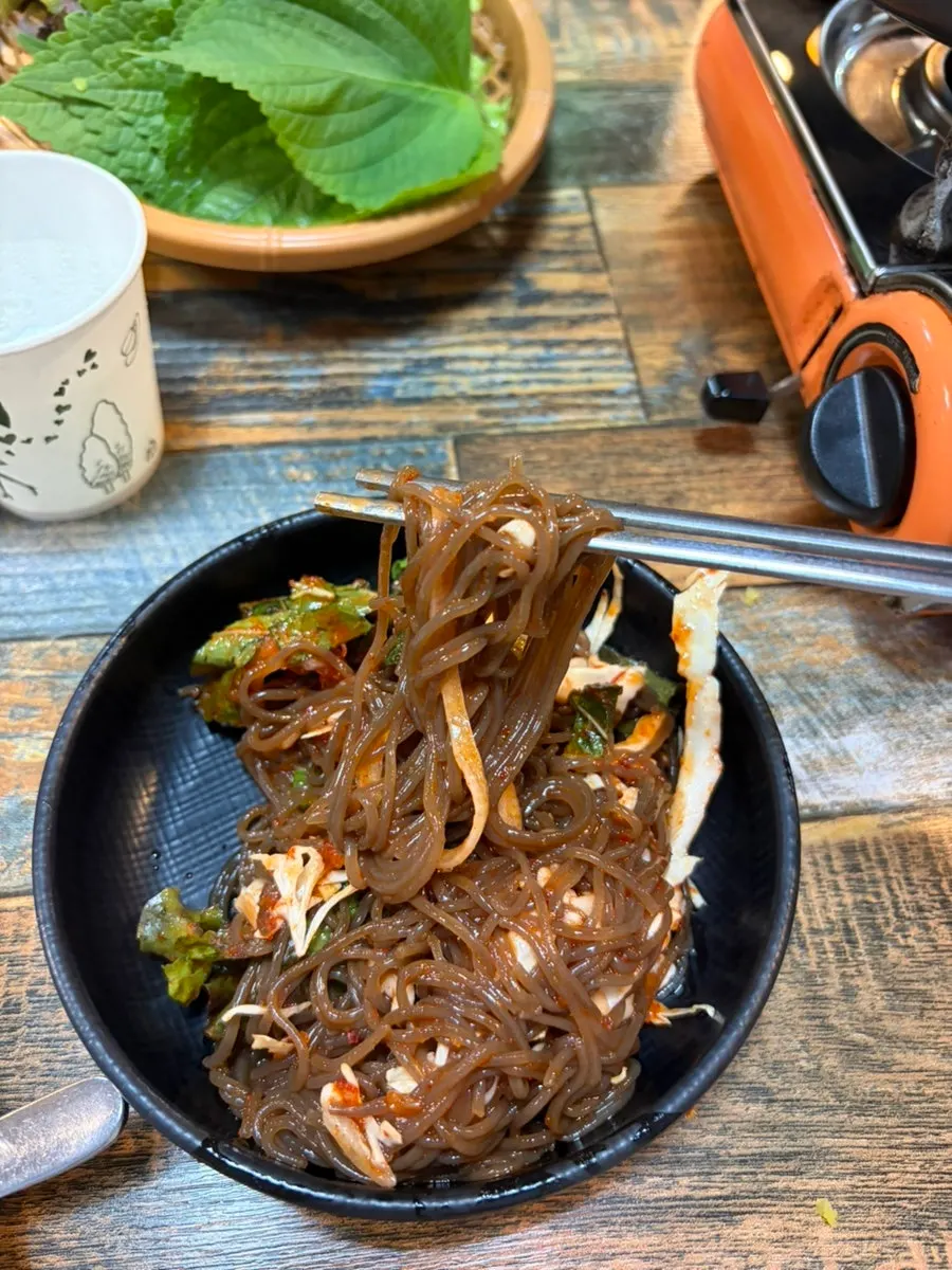 Jaengban guksu made with naengmyeon-style noodles