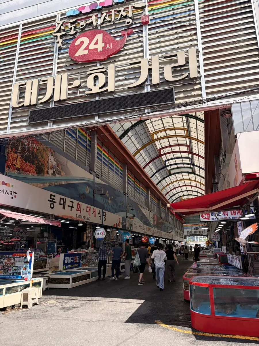 Route to the crab and sashimi street inside Jukdo Market