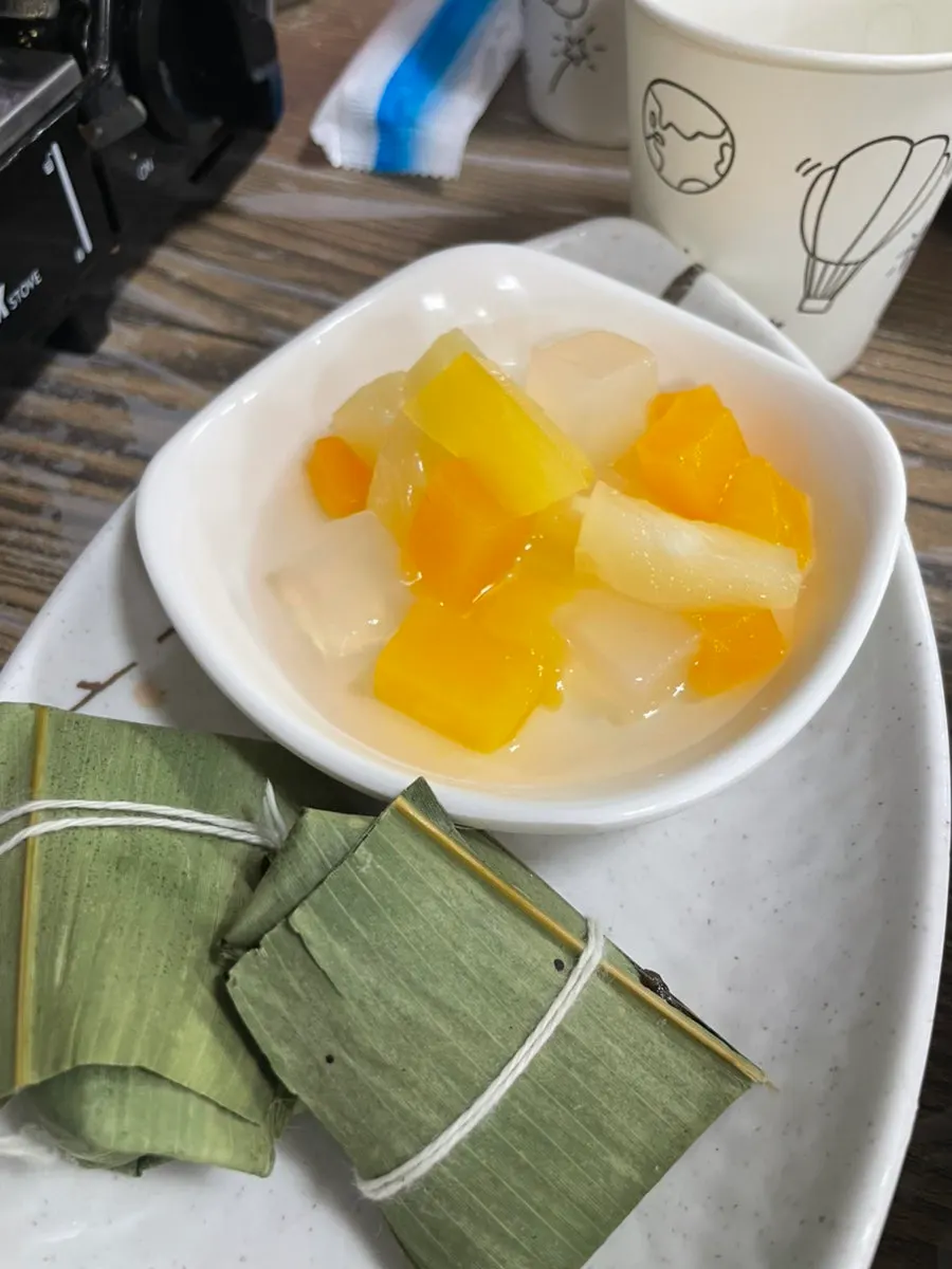 새우초밥이 포함된 밑반찬