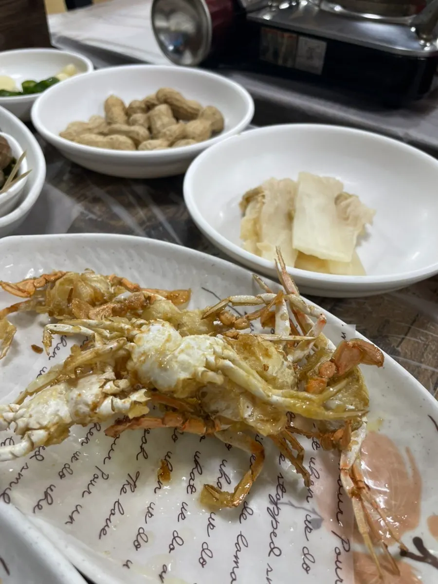 다양하게 차려진 홍게세트 밑반찬