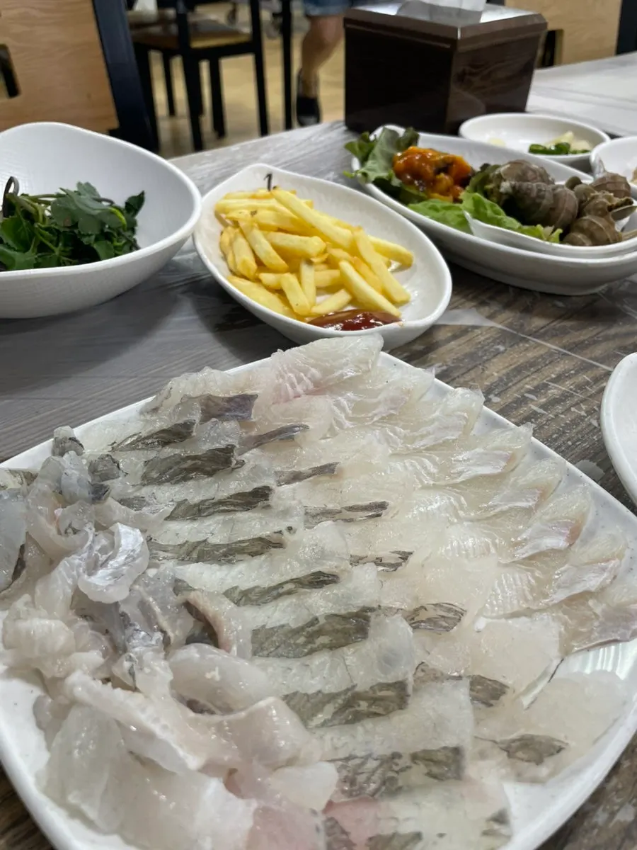 참기름장과 산낙지 상차림