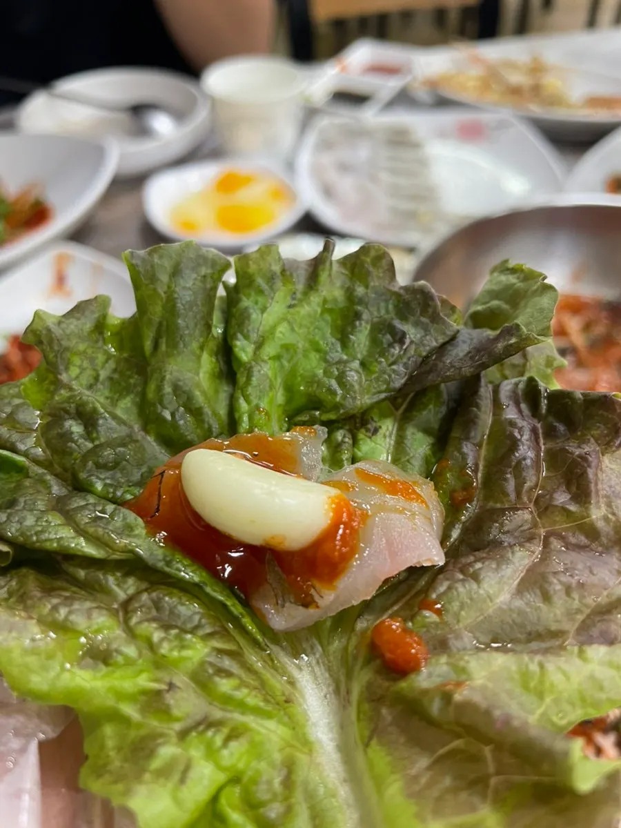 손질된 붉은대게와 찐 조개