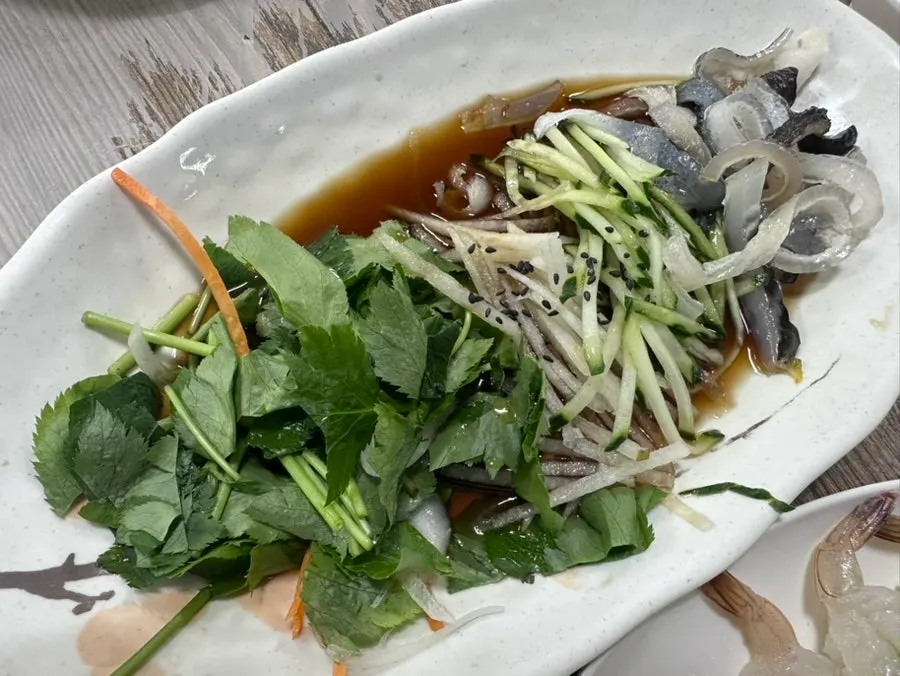 Hidangan pembuka kos: kulit ikan buntal dan sushi udang mentah