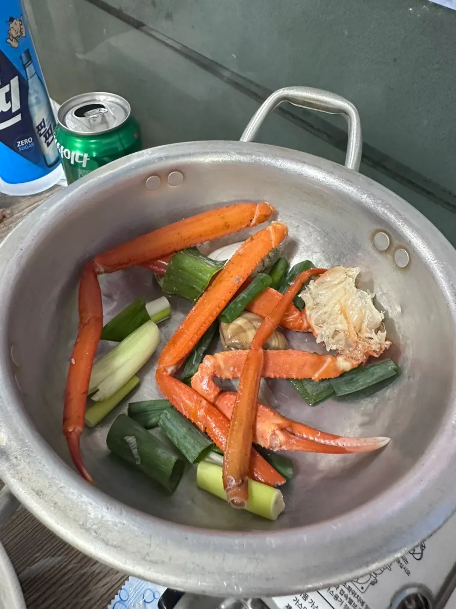 Nasi campur isi dalam daegae bersama kimchi