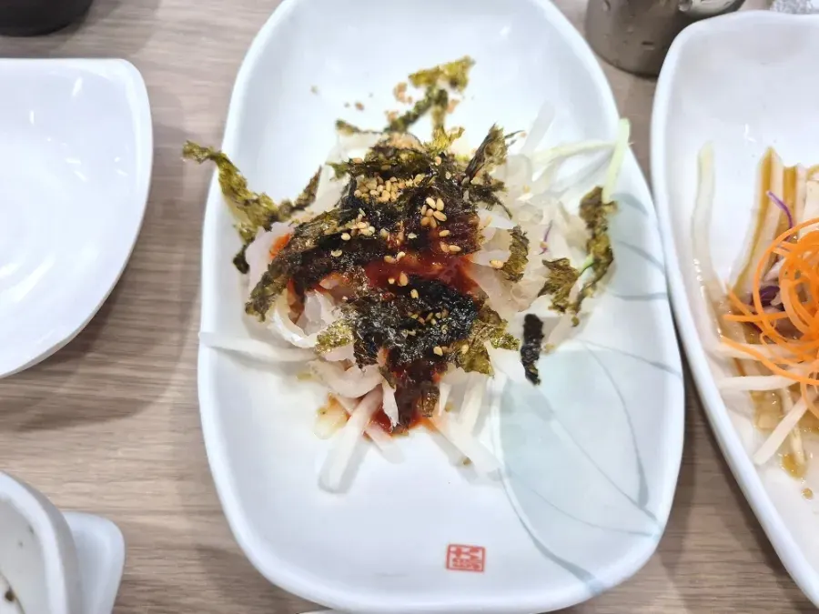 기본 상차림 요리 접시들