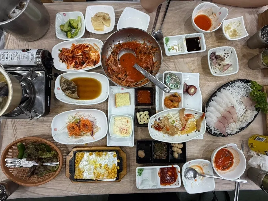 대게 나오기 전 이미 꽉 찬 테이블