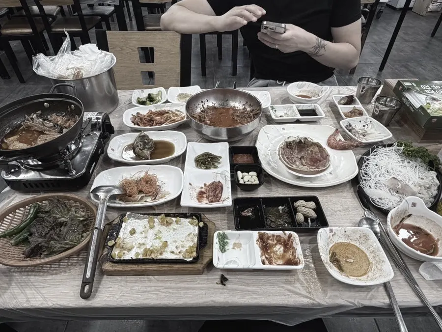 식사를 마친 뒤의 테이블