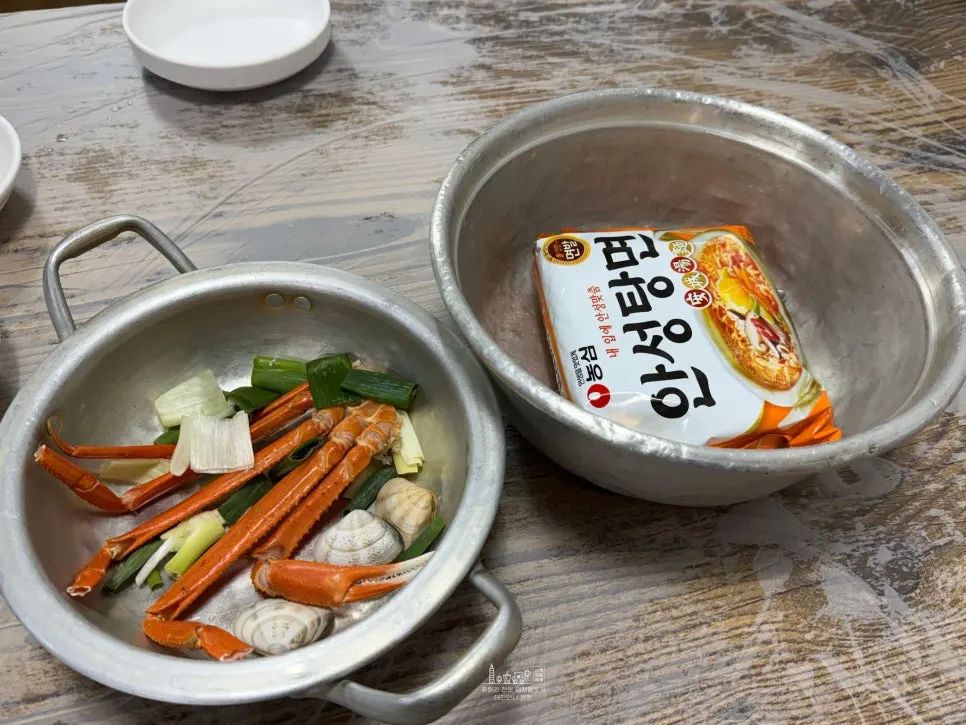 Crab ramyeon boiled with crab legs