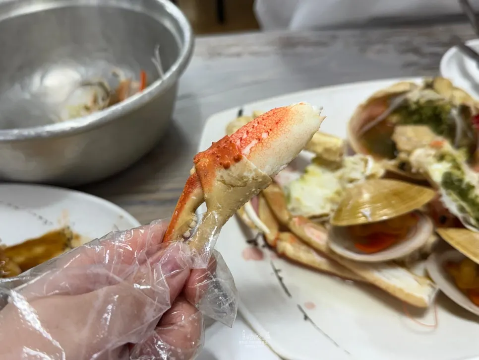 Bakdal daegae meat picked from the shell