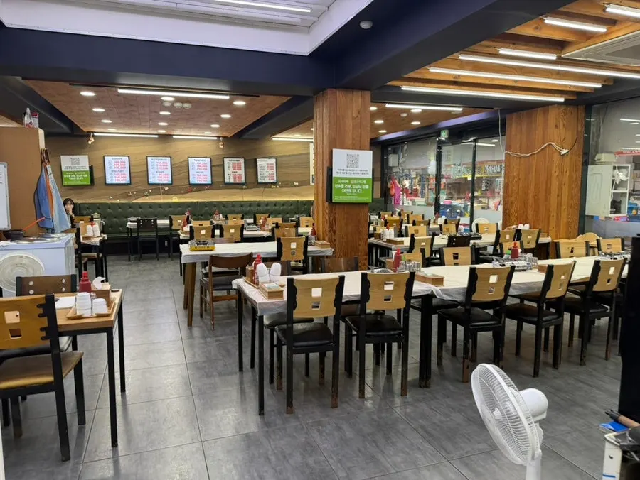 키로수별로 나뉜 박달대게와 해산물 진열