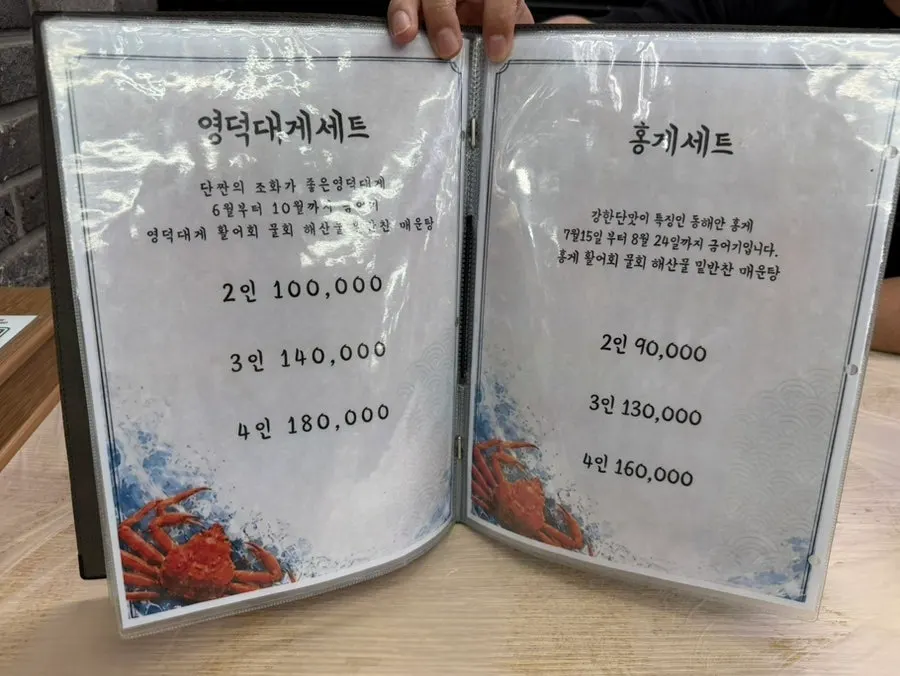 테이블 세팅된 식당 내부