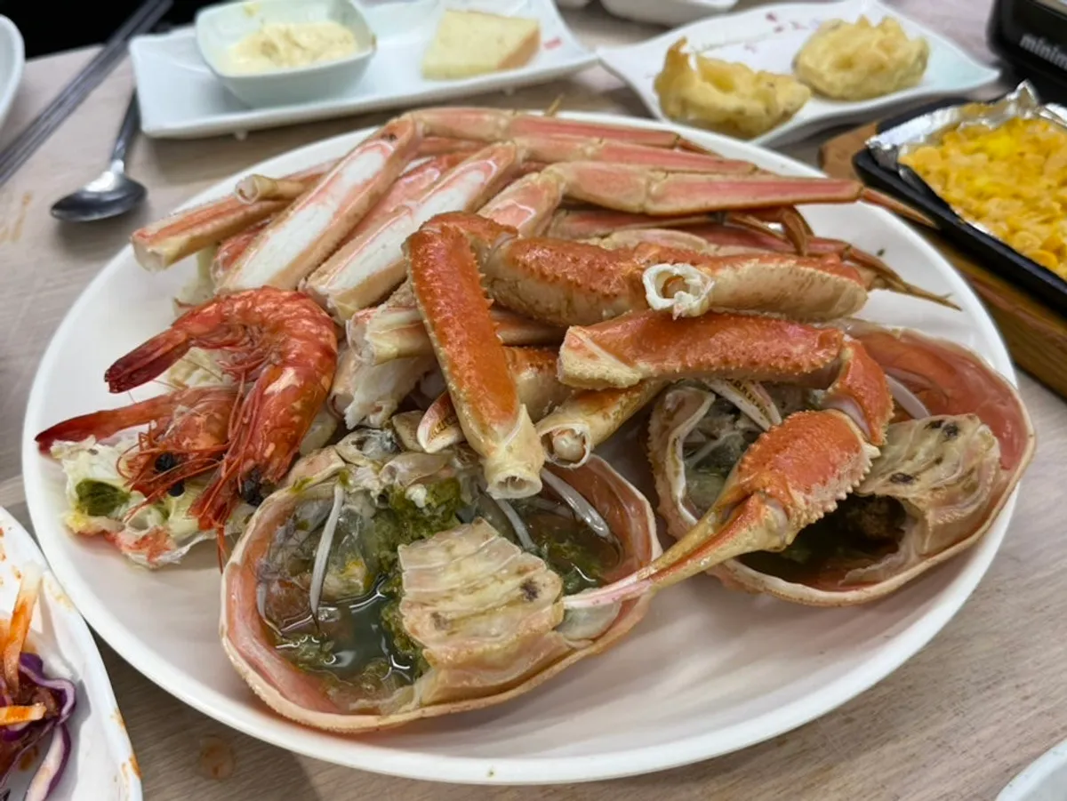 손질해 나온 수입산 대게 두 마리와 서비스 새우