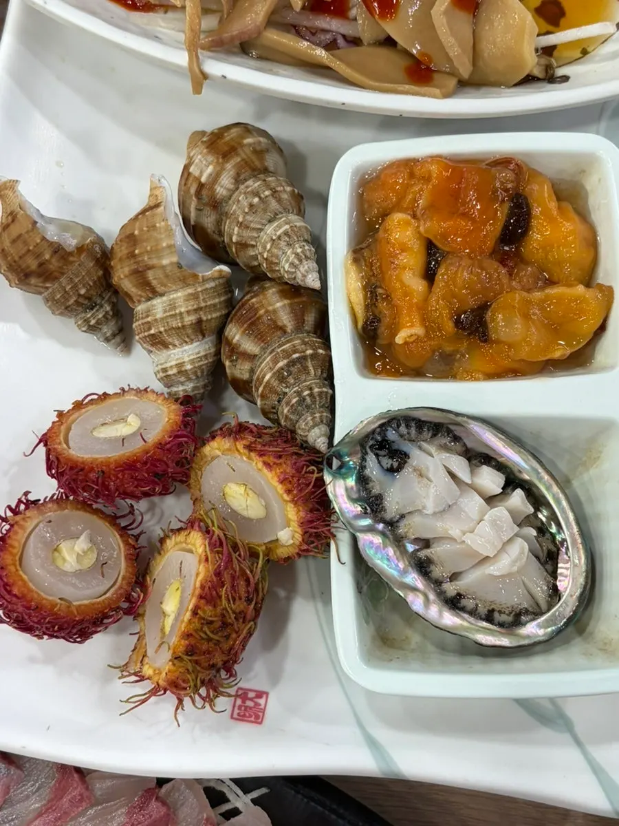 전복회와 멍게, 소라가 담긴 해산물 모둠