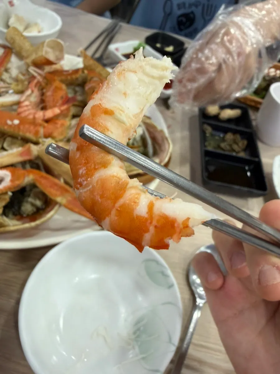 발라놓은 대게 살 접시