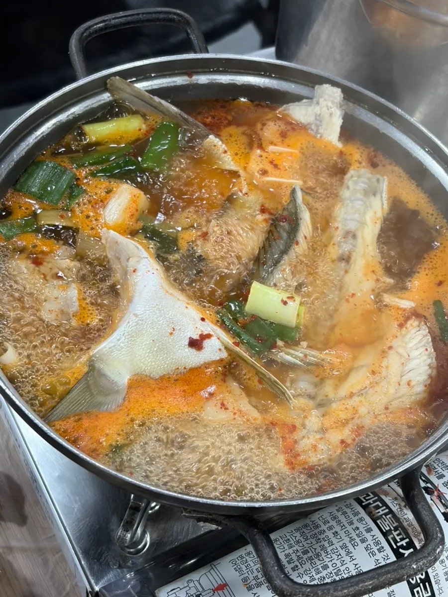 김가루 뿌린 게딱지 내장볶음밥