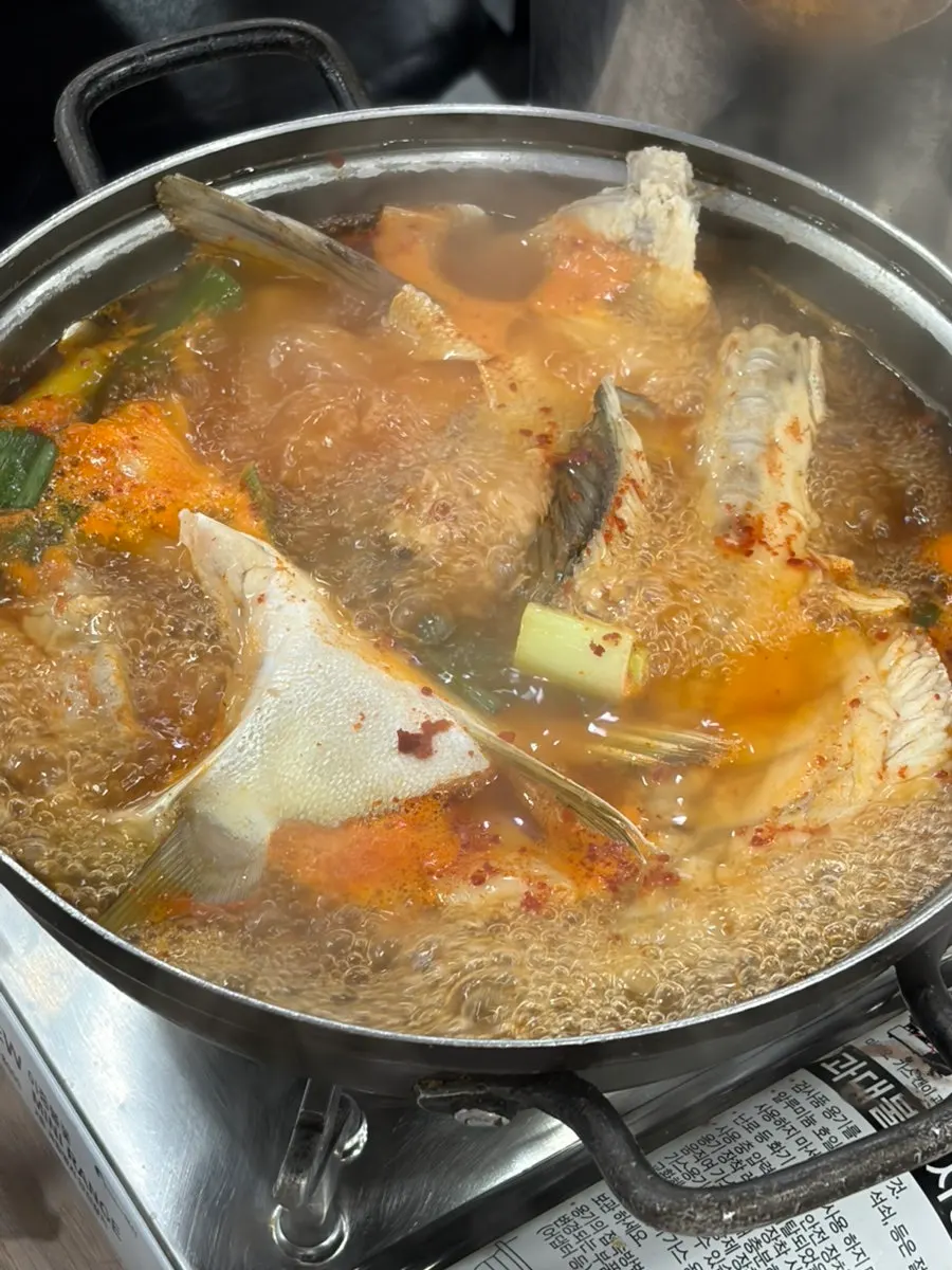 마무리로 끓여 나온 칼칼한 매운탕