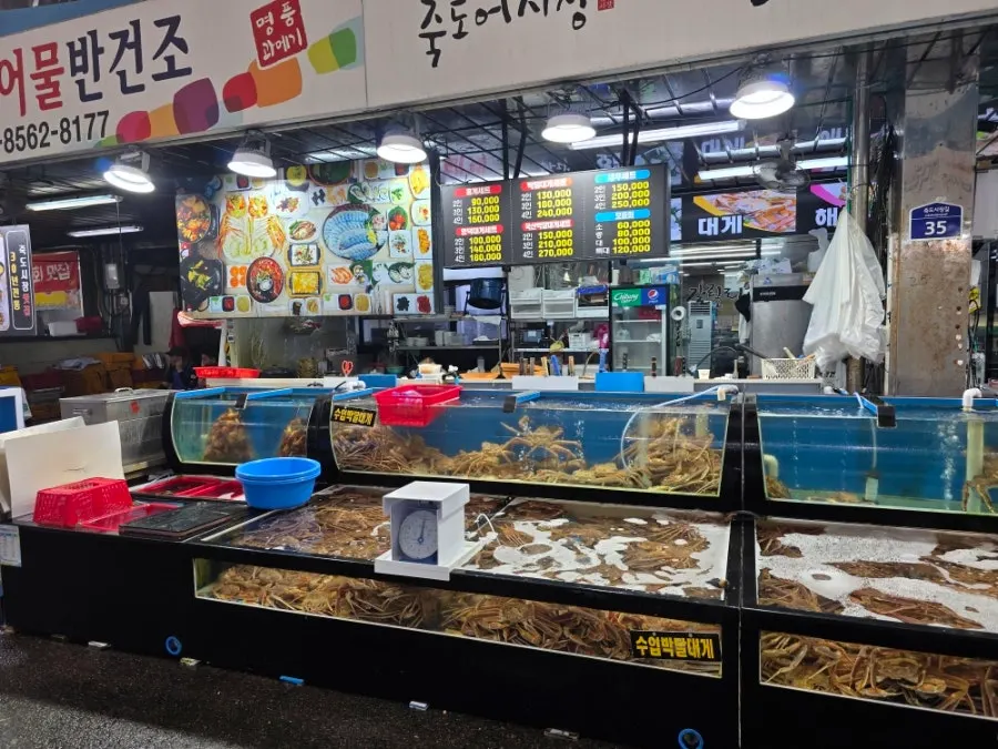 Entrance of the snow crab restaurant in Jukdo Market