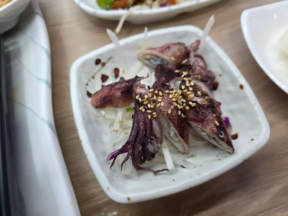 Plate of abalone, sea squirt, conch, and fruit