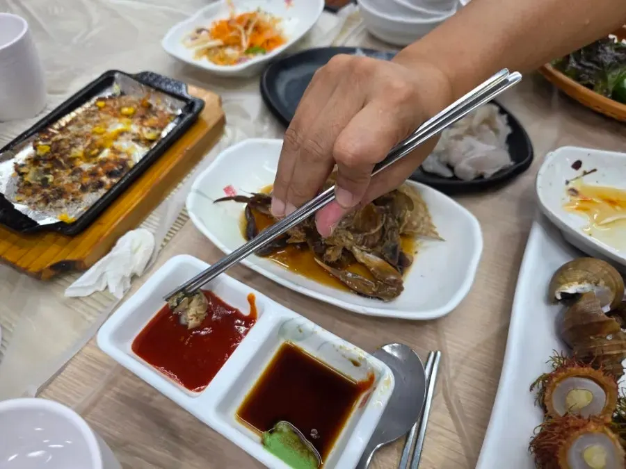 Conch meat dipped in chojang sauce
