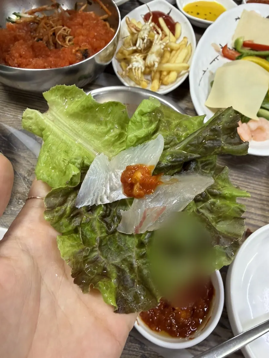 Side dishes of conch, sea squirt, and spicy pufferfish-skin salad